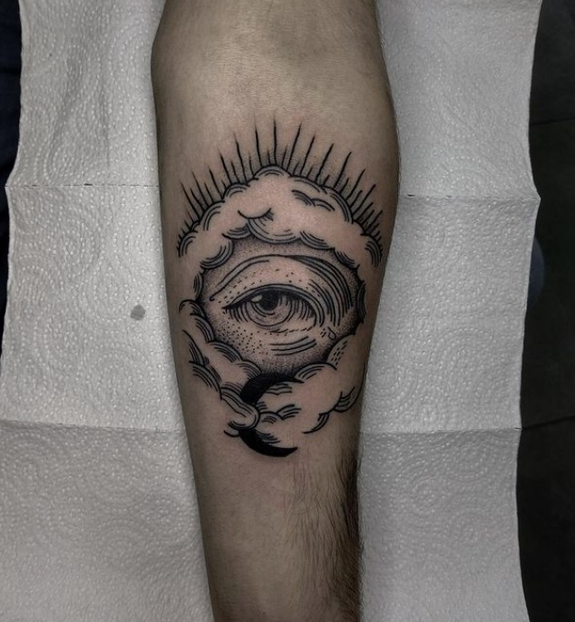 Tatouage oeil dans les nuages