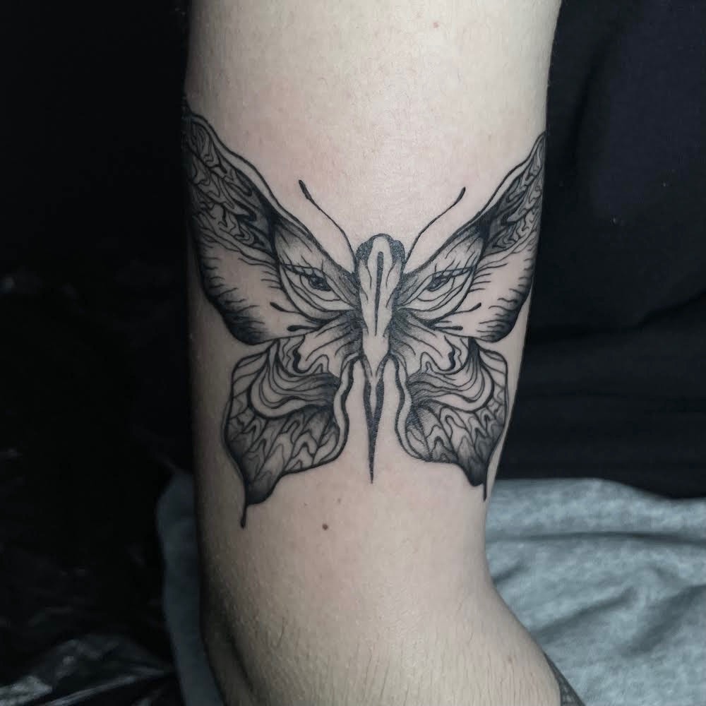 Tatouage papillon (2) en fine line par Aurélie à Lausanne