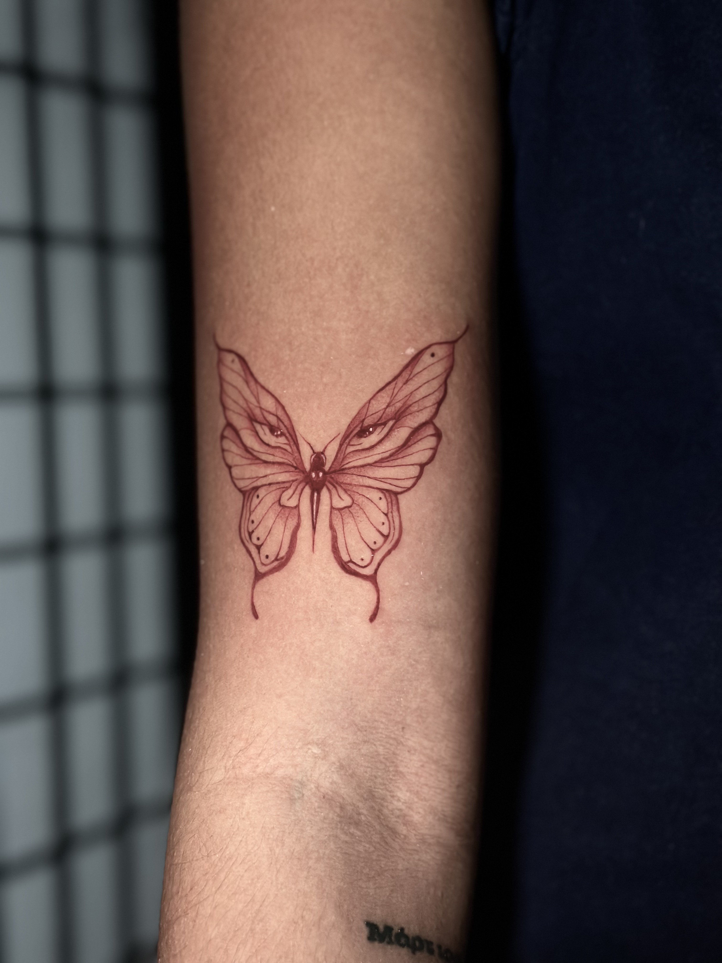 Tatouage papillon en fine line par Aurélie à Lausanne