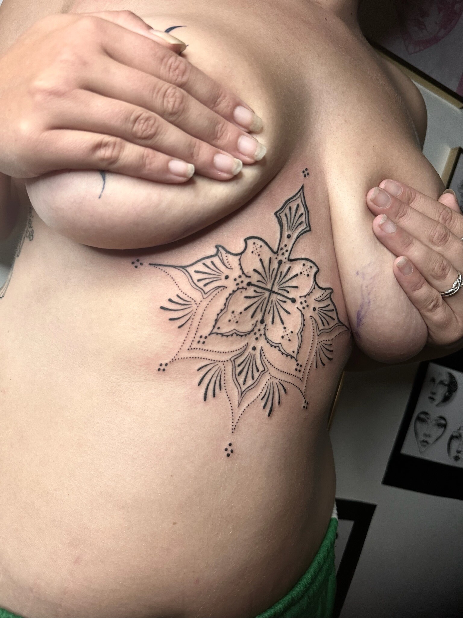 Tatouage mandala en ligne fine par Aurélie à Lausanne