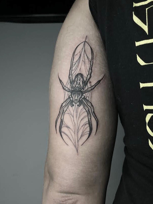 Tatouage araignée en blackwork par Aurélie à Lausanne
