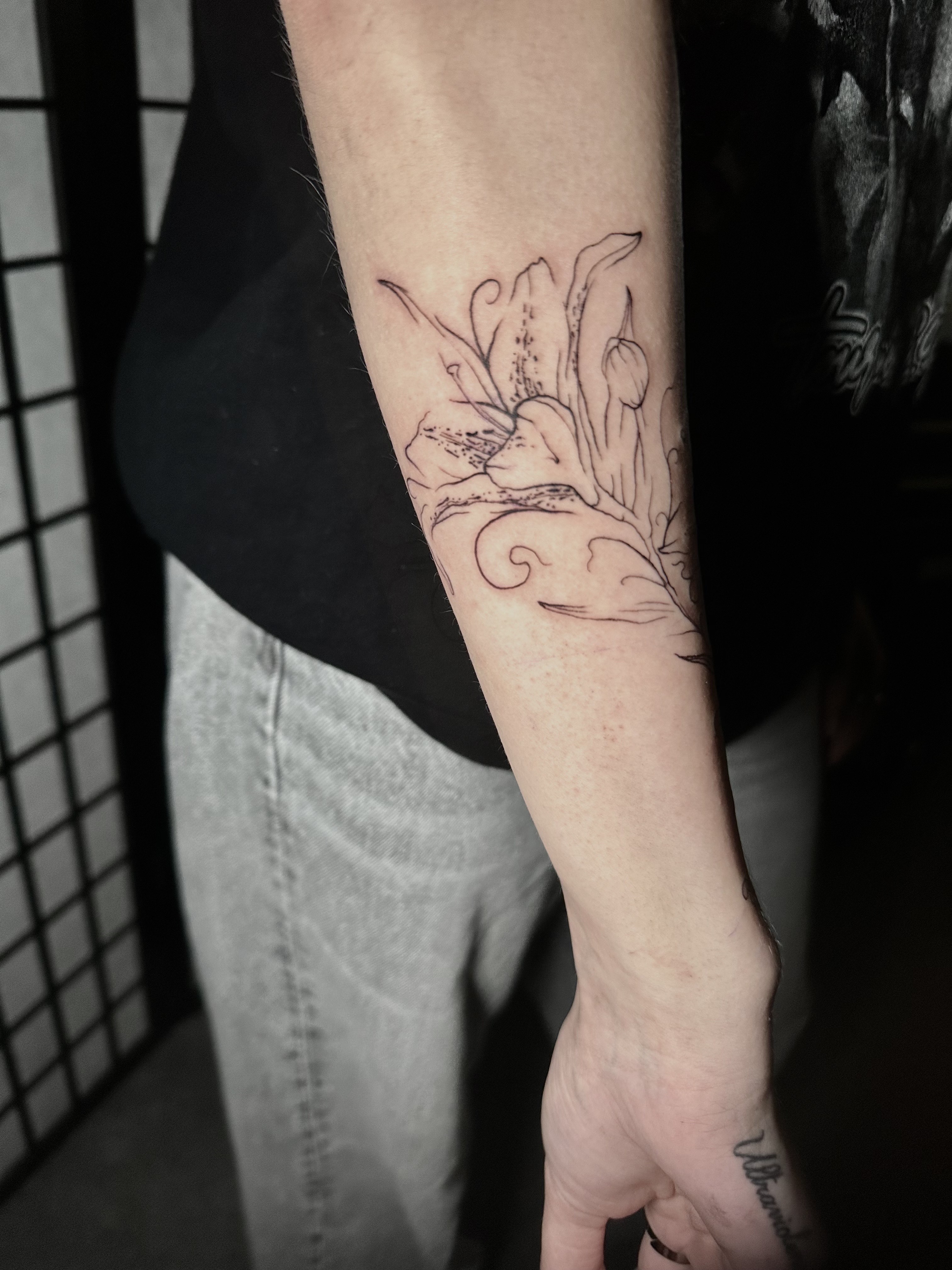 Tatouage fleur stylisée en fine line par Aurélie à Lausanne
