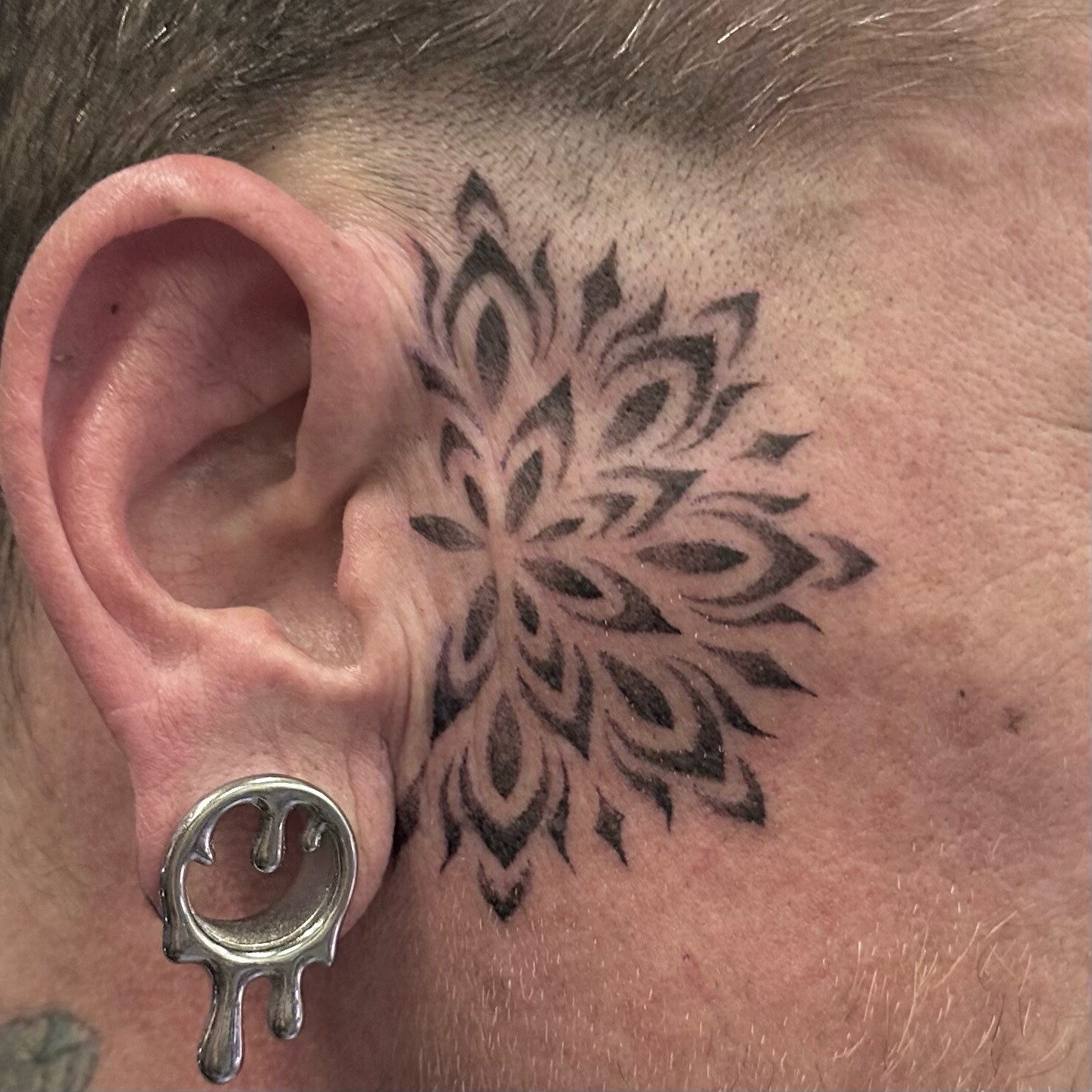 Tatouage stylisé en blackwork par Aurélie à Lausanne