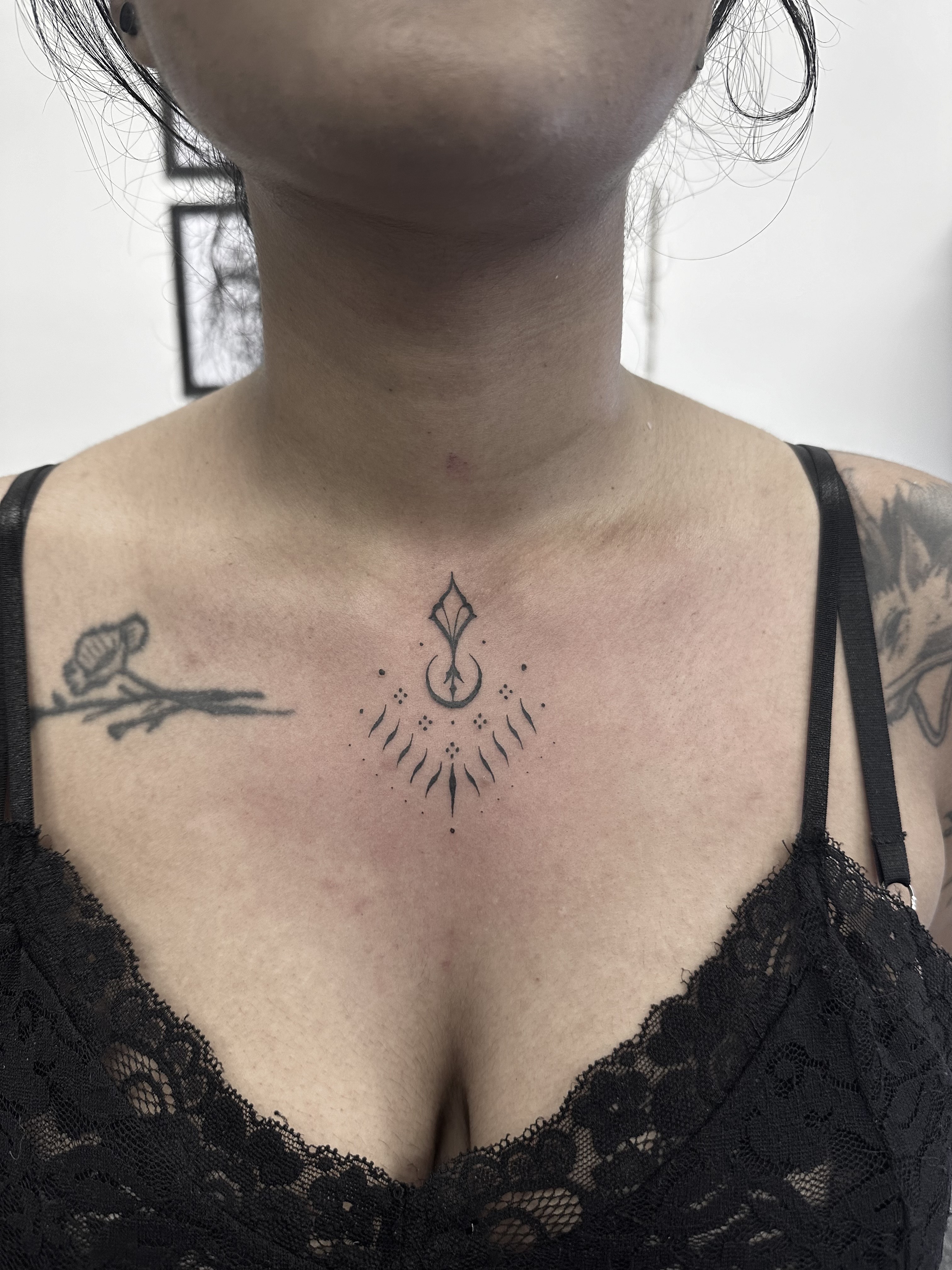 Tatouage symbole minimaliste par Aurélie à Lausanne
