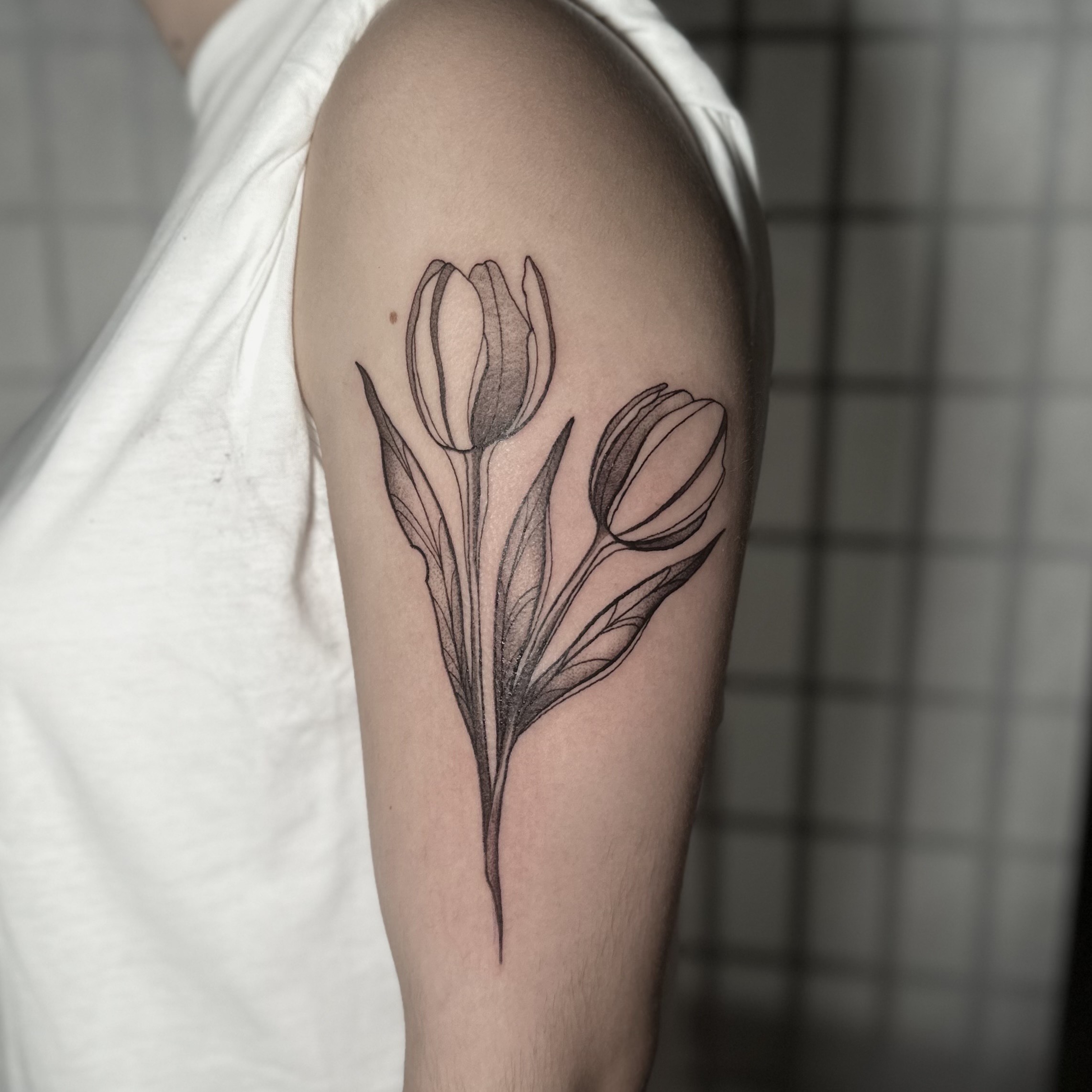 Tatouage tulipe en fine line par Aurélie à Lausanne