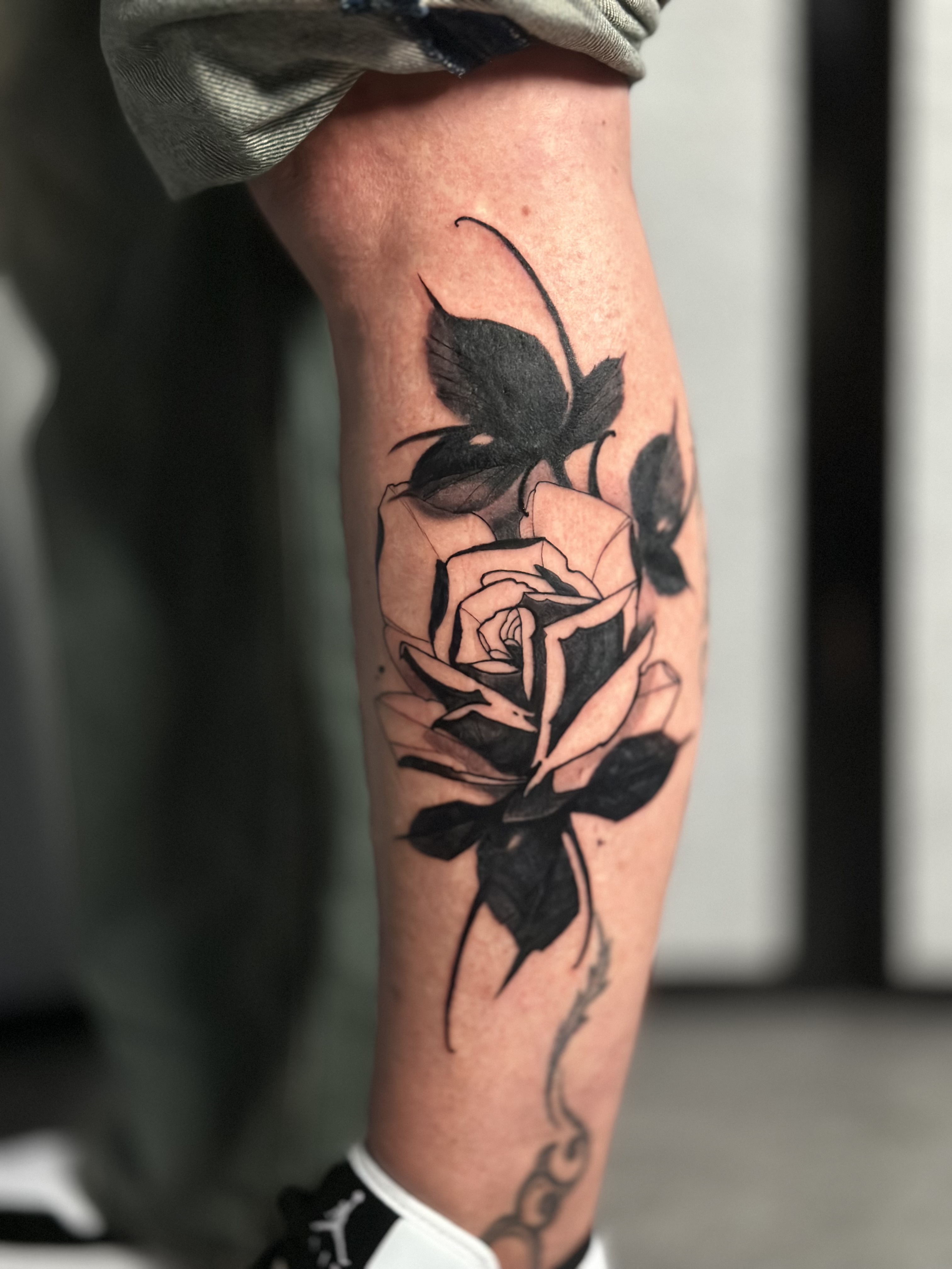Tatouage rose – Dany, LAB Tattoo Lausanne