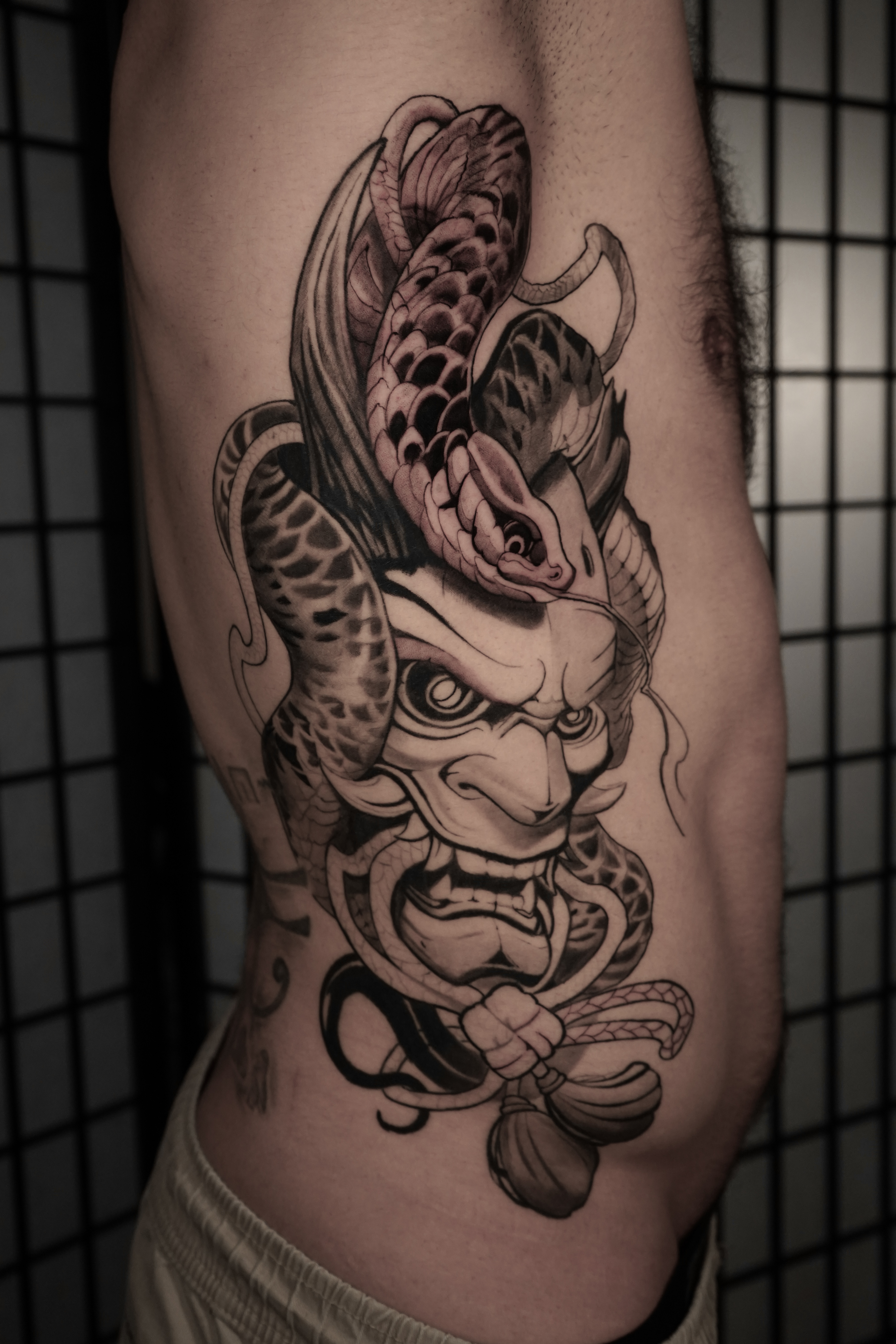 Tatouage masque et serpent – Dany, LAB Tattoo Lausanne