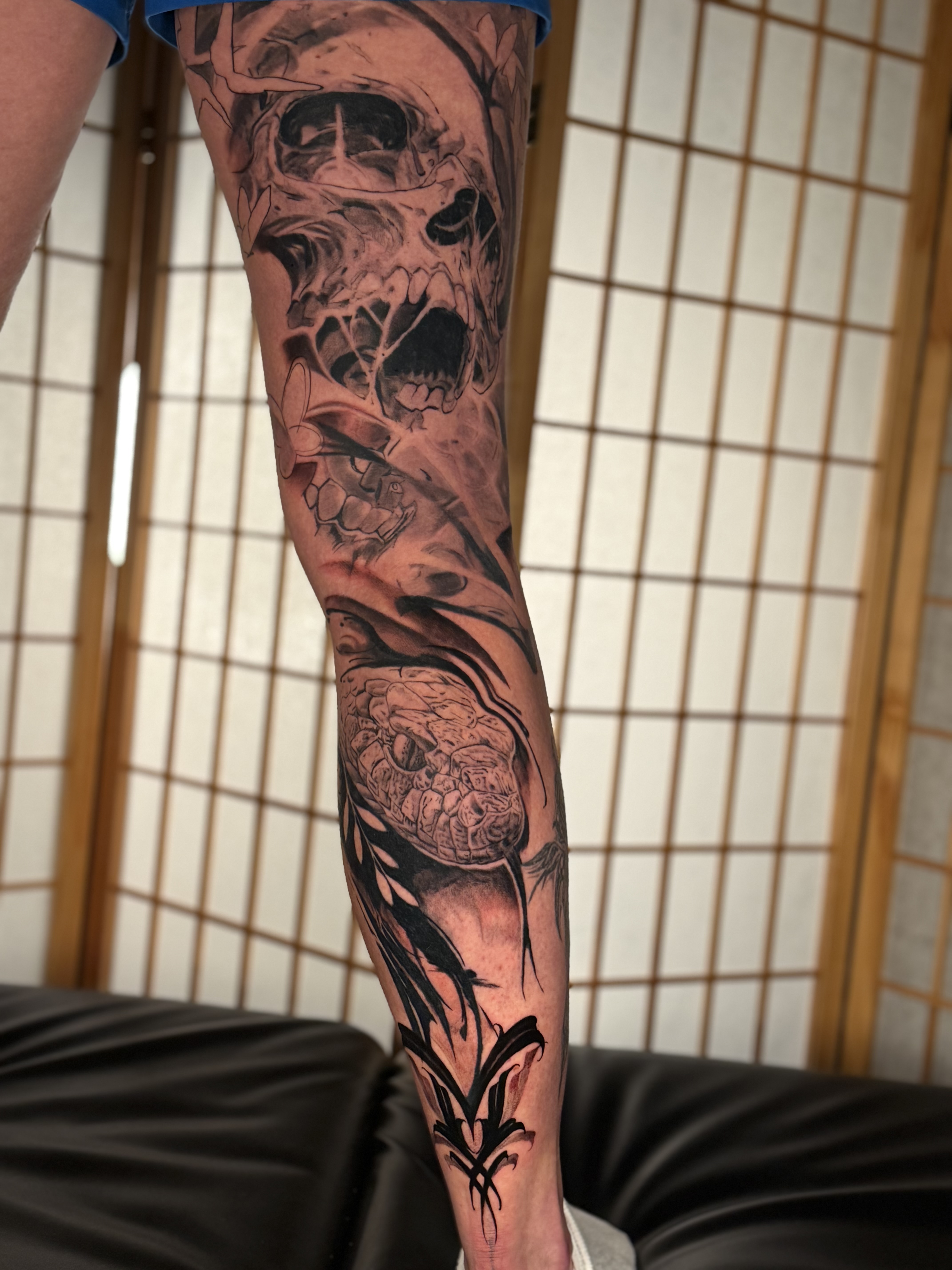 Tatouage serpent et crâne – Dany, LAB Tattoo Lausanne