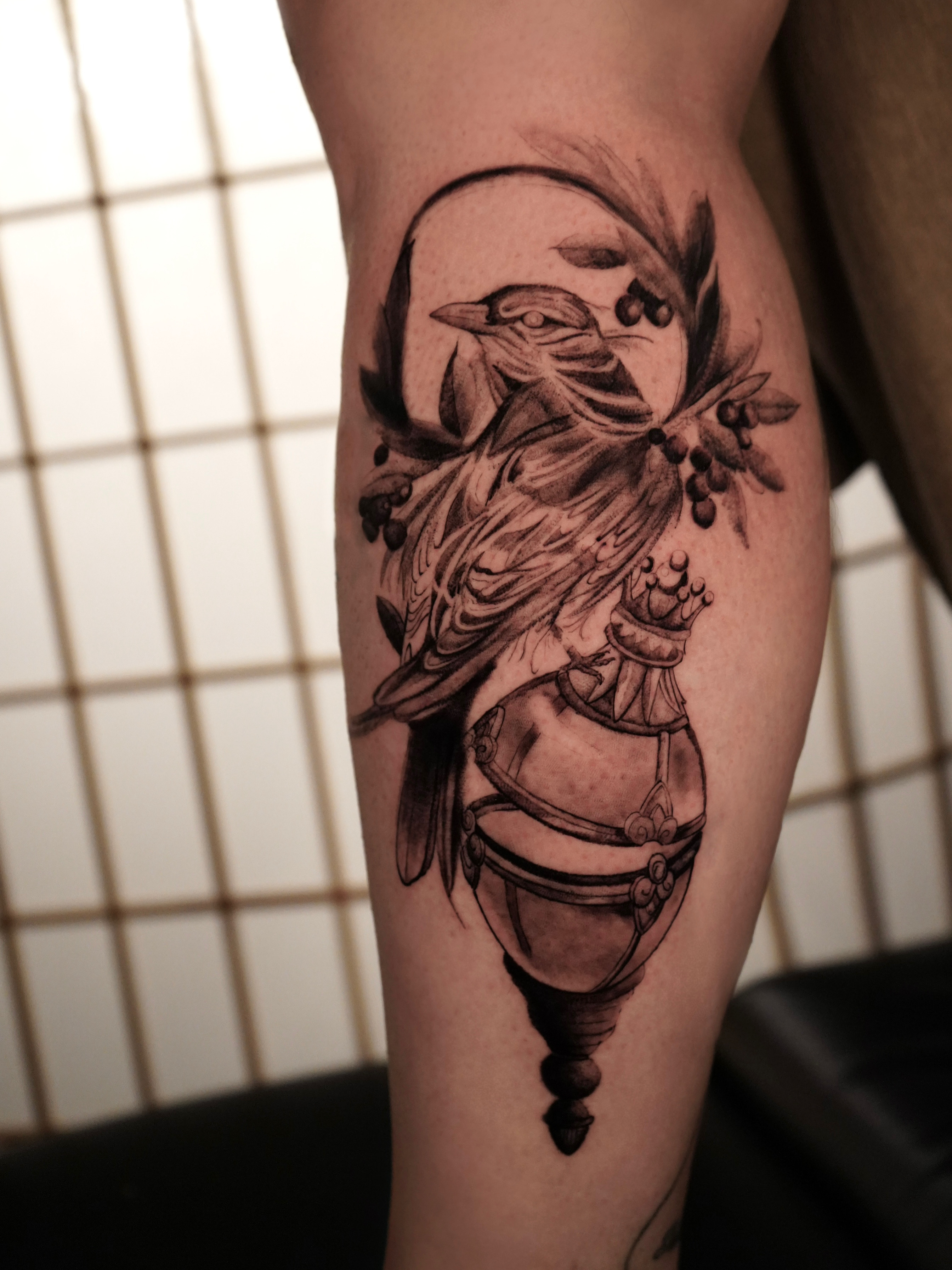 Tatouage d'oiseau et branche d'olivier – Lab Tattoo Lausanne