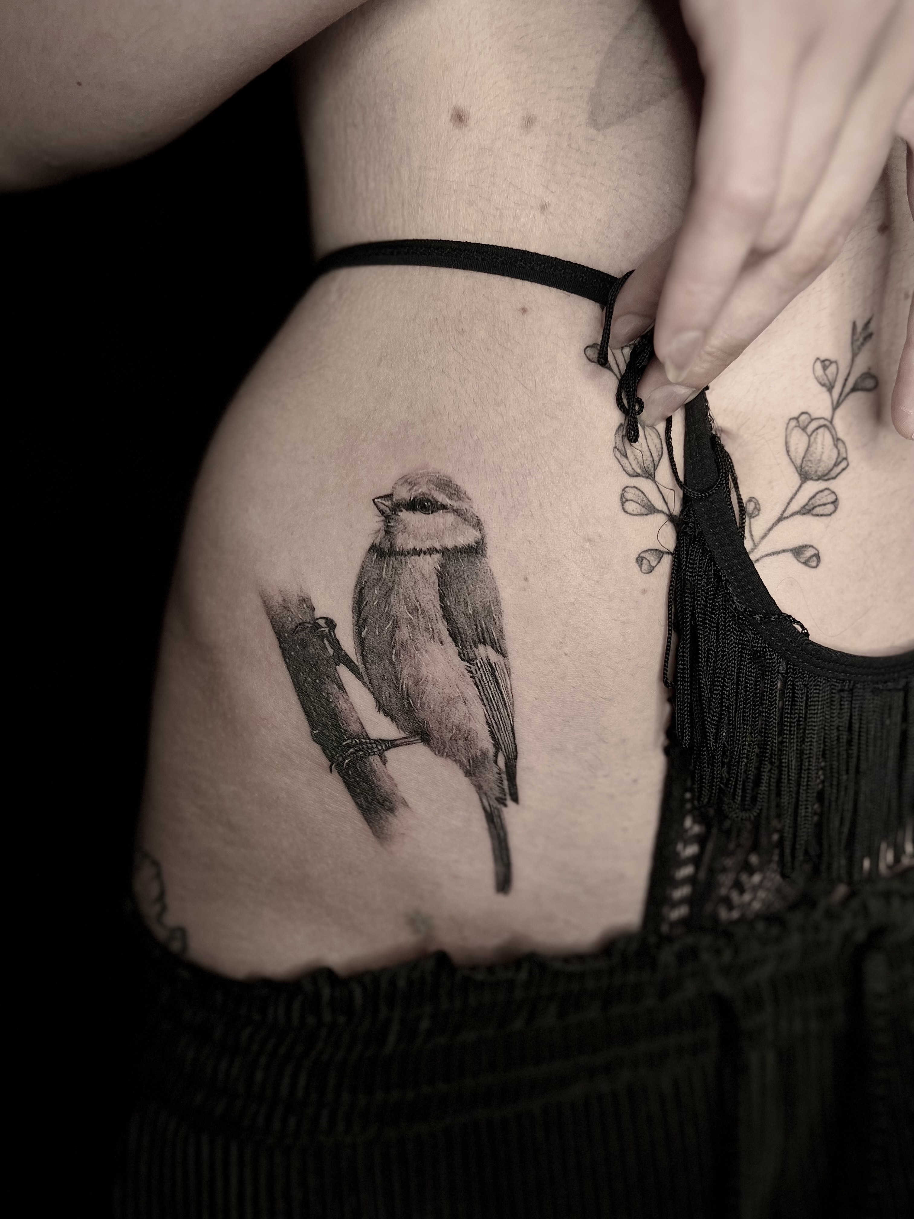 Tatouage de oiseau en style réaliste noir et gris – Lab Tattoo Lausanne