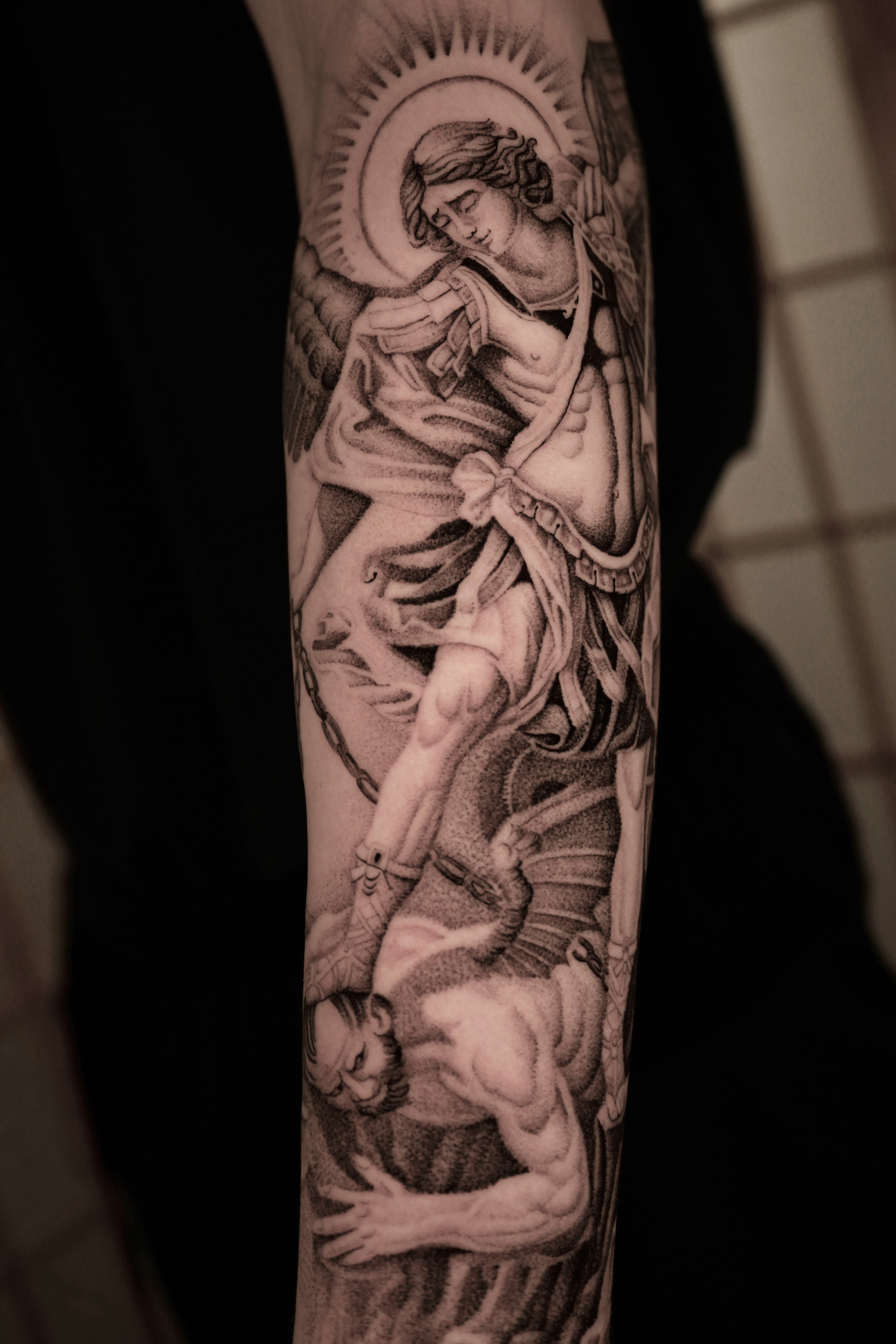 Tatouage réaliste good vs bad – contraste et détails par Phil à Lausanne