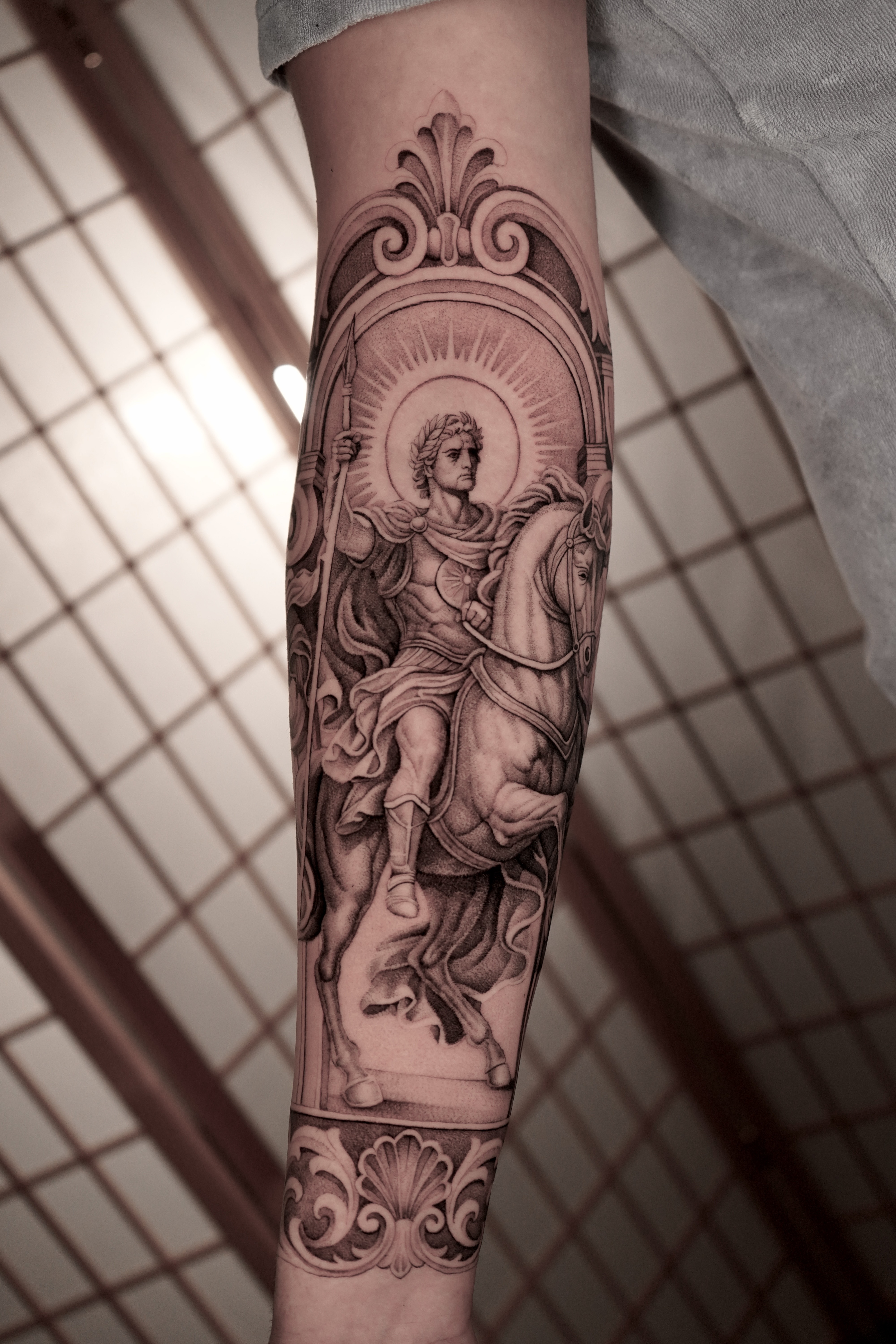 Tatouage saint en réalisme – noir et gris par Phil à Lausanne