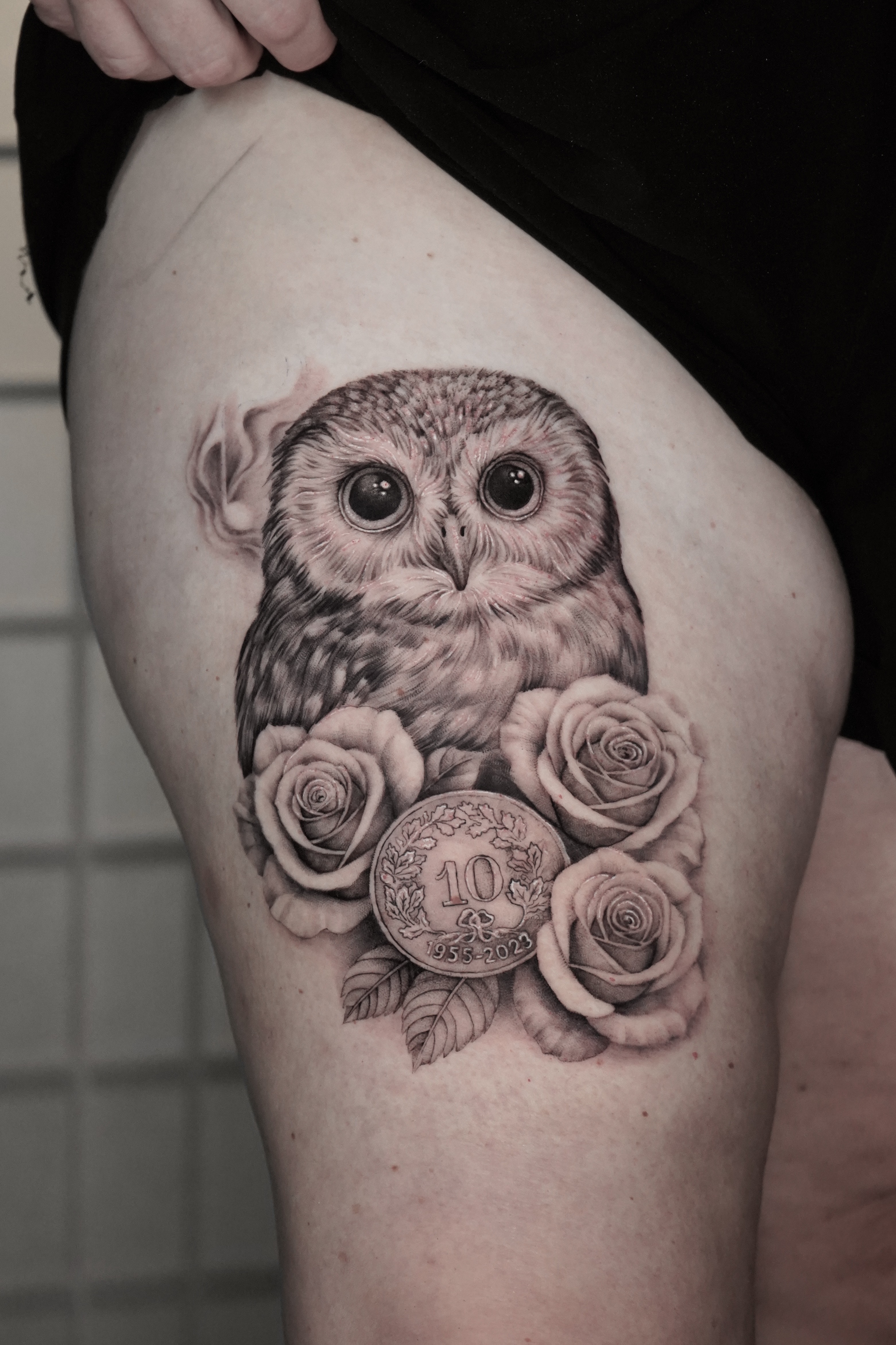 Tatouage hibou réaliste – noir et gris par Phil à Lausanne