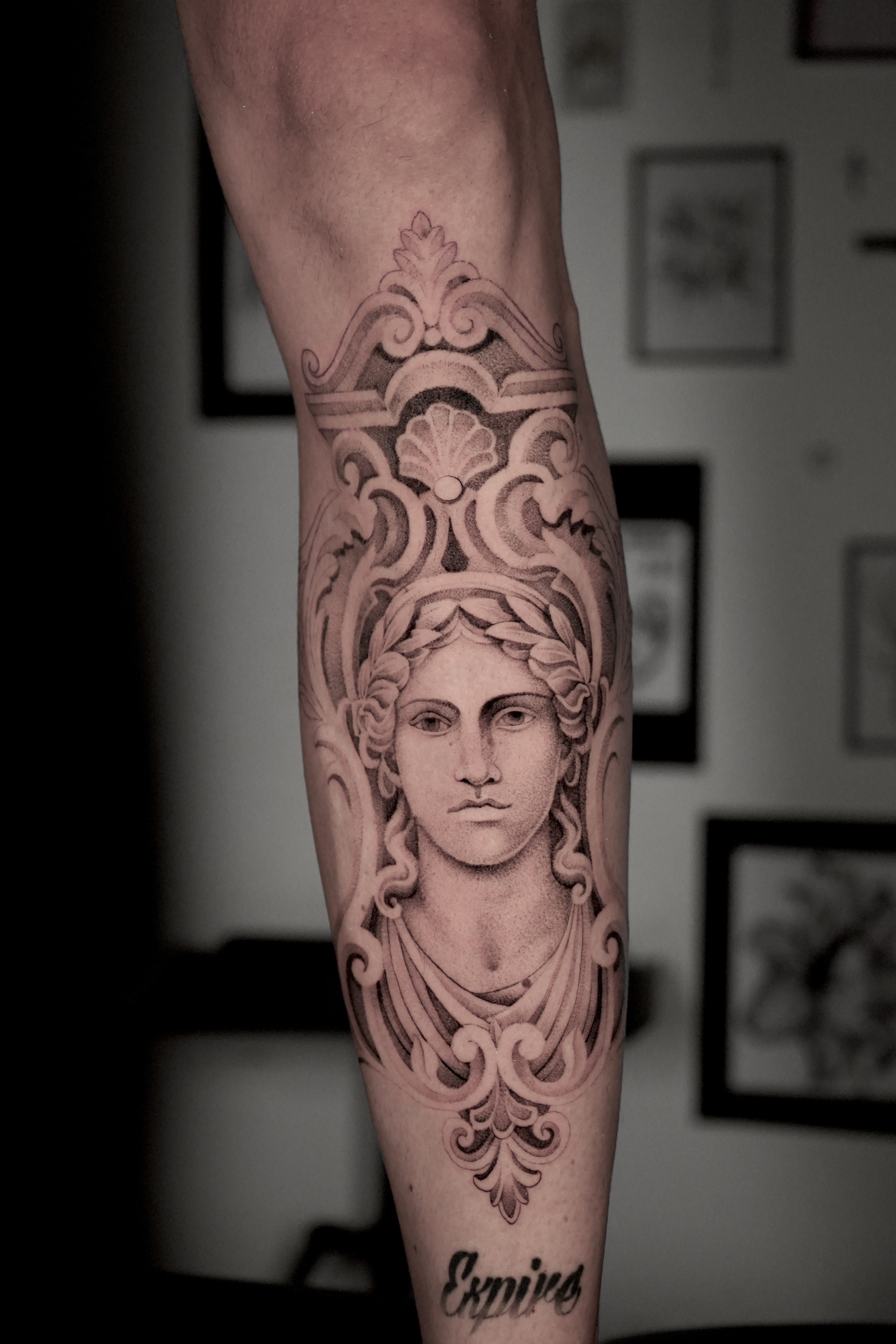 Tatouage sculpture classique – rendu réaliste par Phil à Lausanne